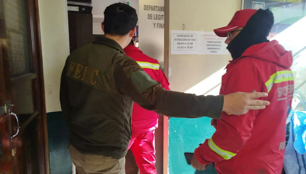 Caso consorcio: Tras dictarse detención preventiva para Siles, un grupo de bomberos llegó a la Felcc para evaluar su salud