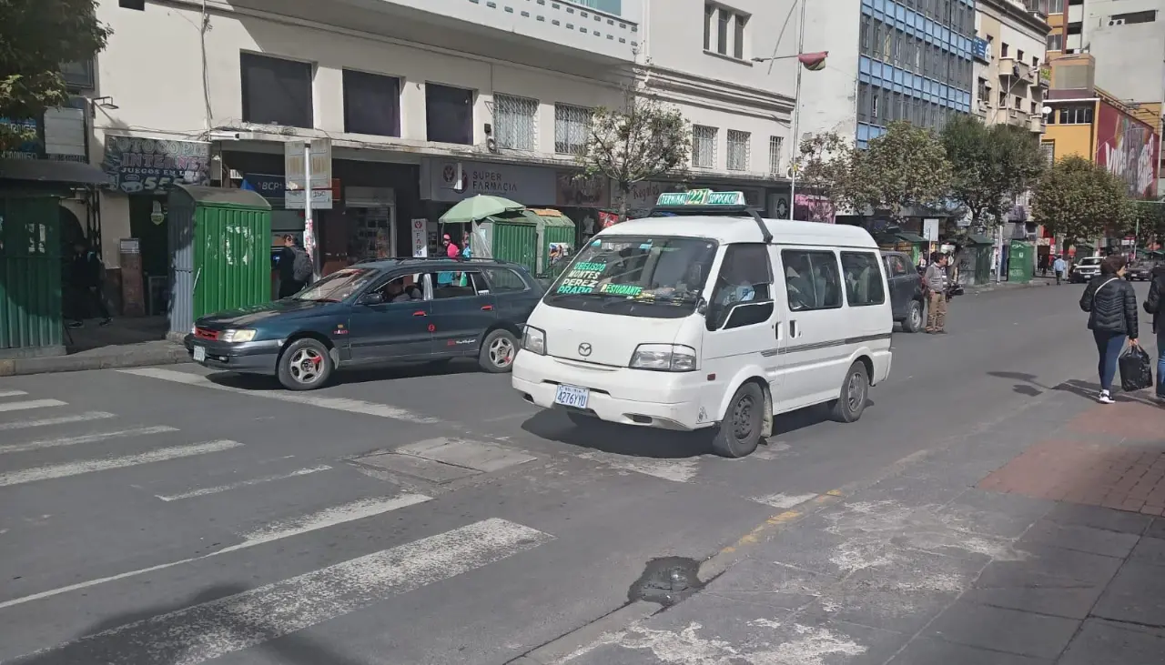 Transporte y viajes se reanudan tras paro de choferes en La Paz 