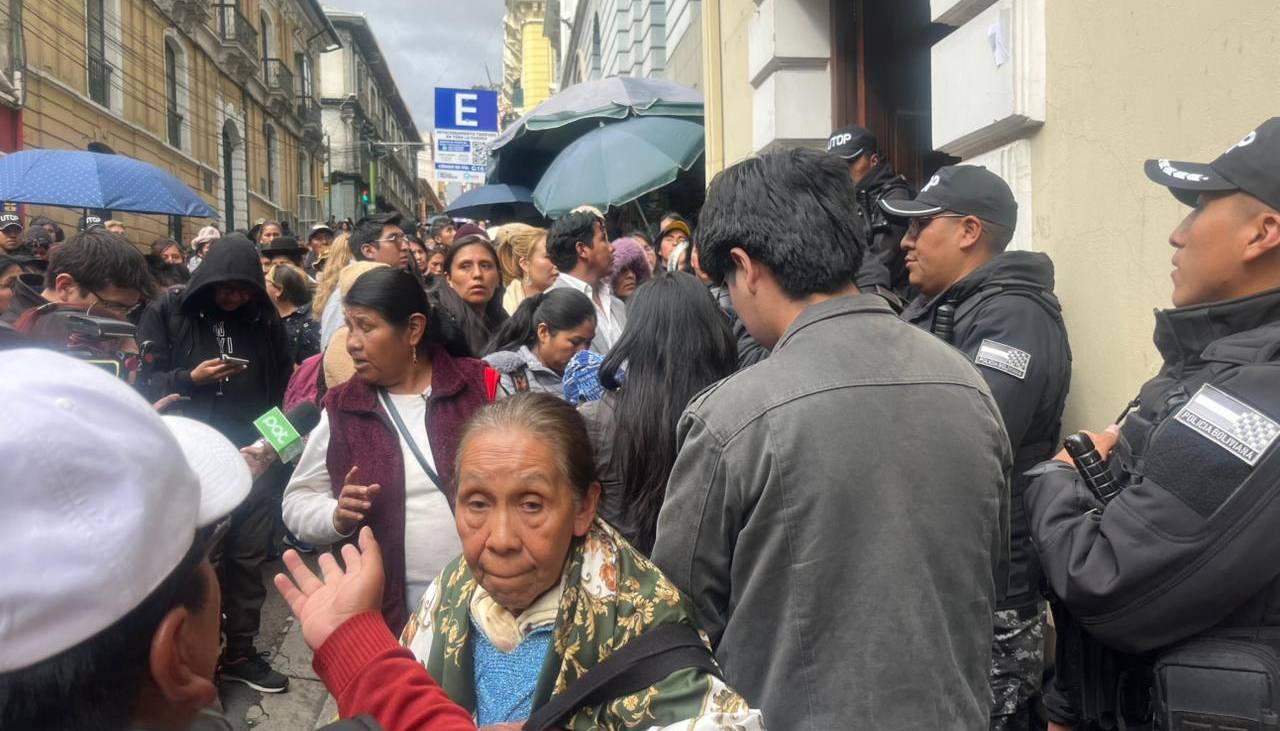 Largas filas y protestas en el Sereci de La Paz: padres de familia buscan certificados para inscripciones escolares