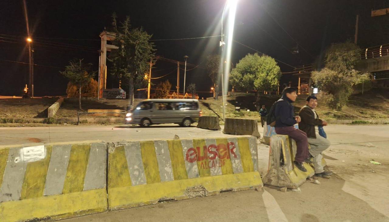 Conductores se abren paso por el retén de la Autopsia tras el repliegue de los bloqueadores