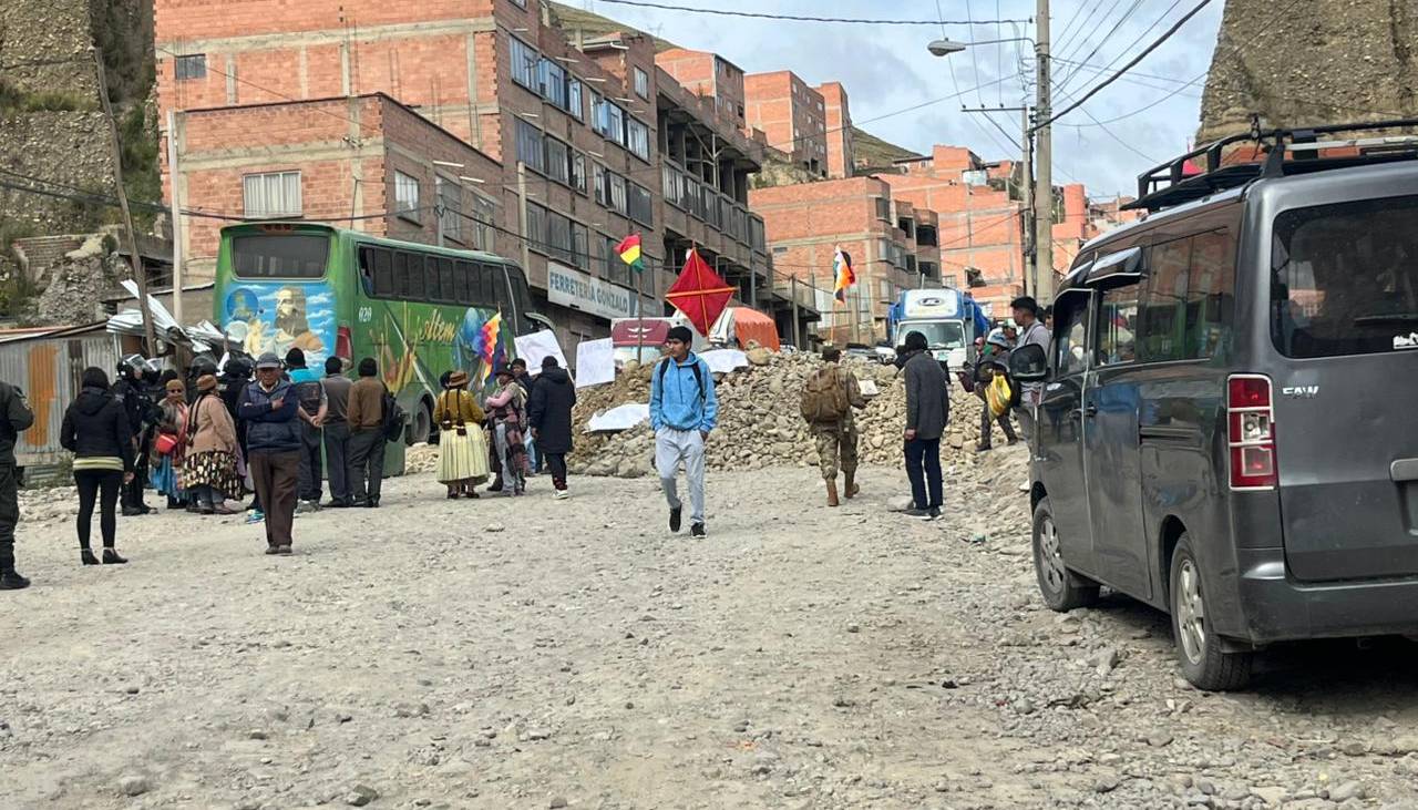 Guías de turismo denuncian que bloqueadores cobran Bs 100 por turista para dejarlos pasar