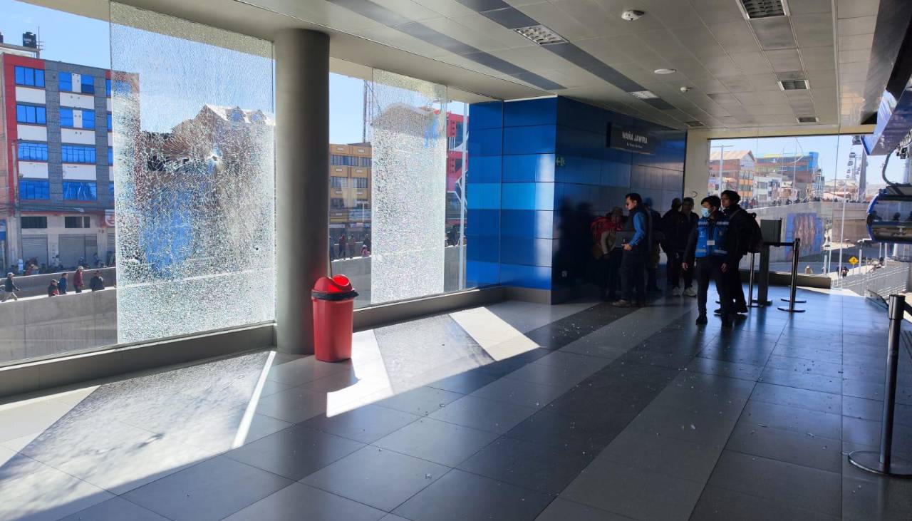 Movilizados se rearticulan en Río Seco y otras zonas de El Alto; hubo ataques a infraestructura del teleférico 