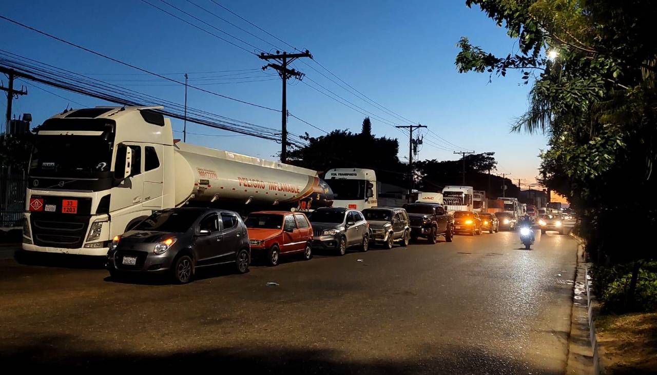 Santa Cruz: Población amanece para realizar filas por gasolina, diésel y gas GLP 