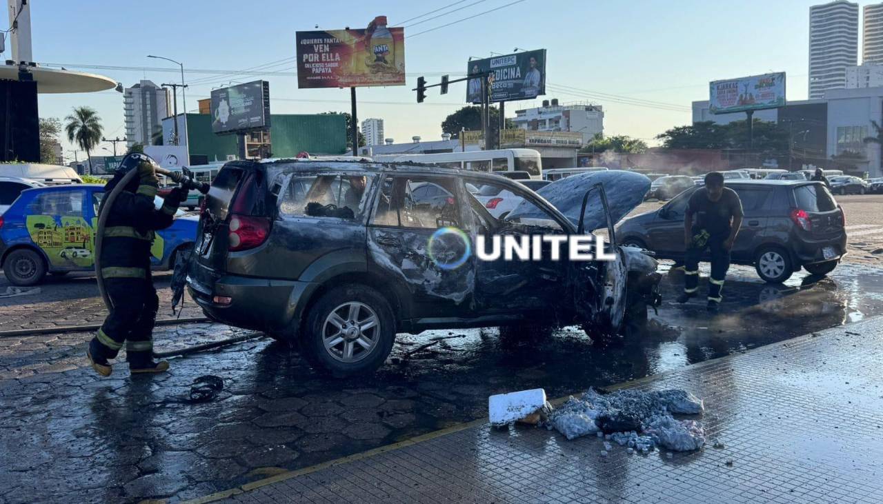 Vehículo se incendia en plena rotonda del Cristo Redentor; el conductor salió ileso