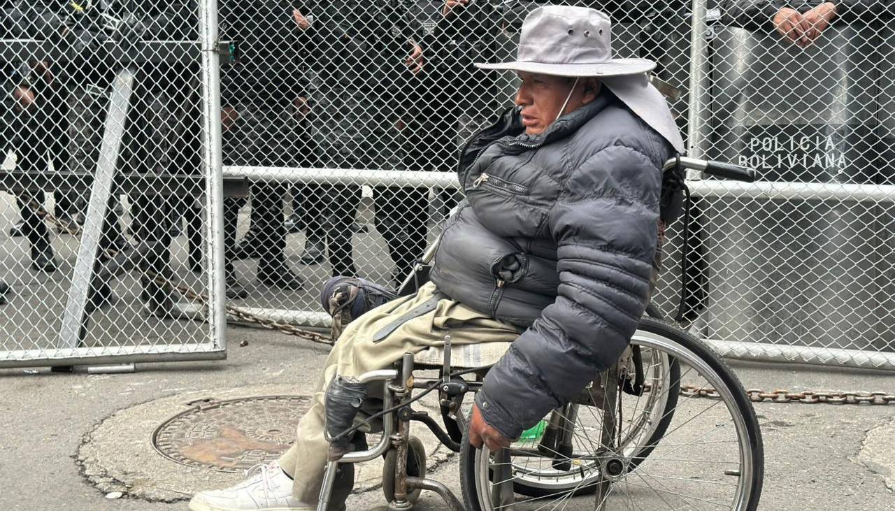 Personas con discapacidad intentan ingresar a la plaza Murillo y la Policía bloquea acceso con vallas metálicas