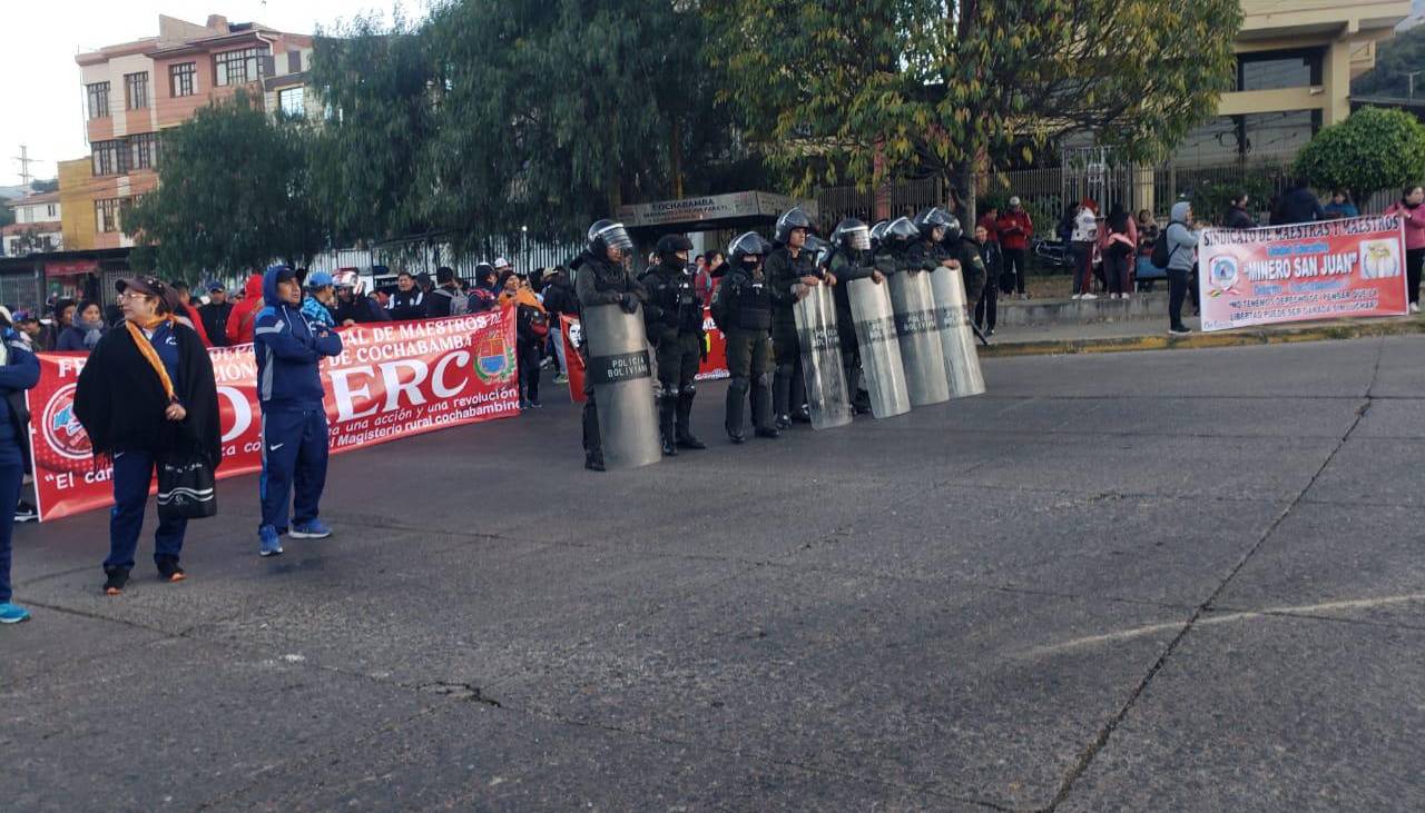 Maestros rurales presionan al Gobierno con tres bloqueos en Cochabamba 