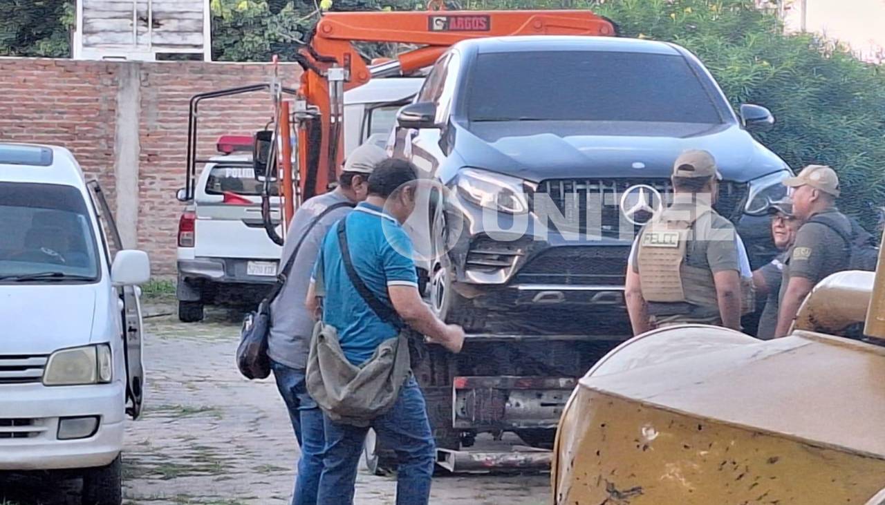 Hallan el vehículo que se presume usaron los sicarios para acribillar a un joven en el Urubó