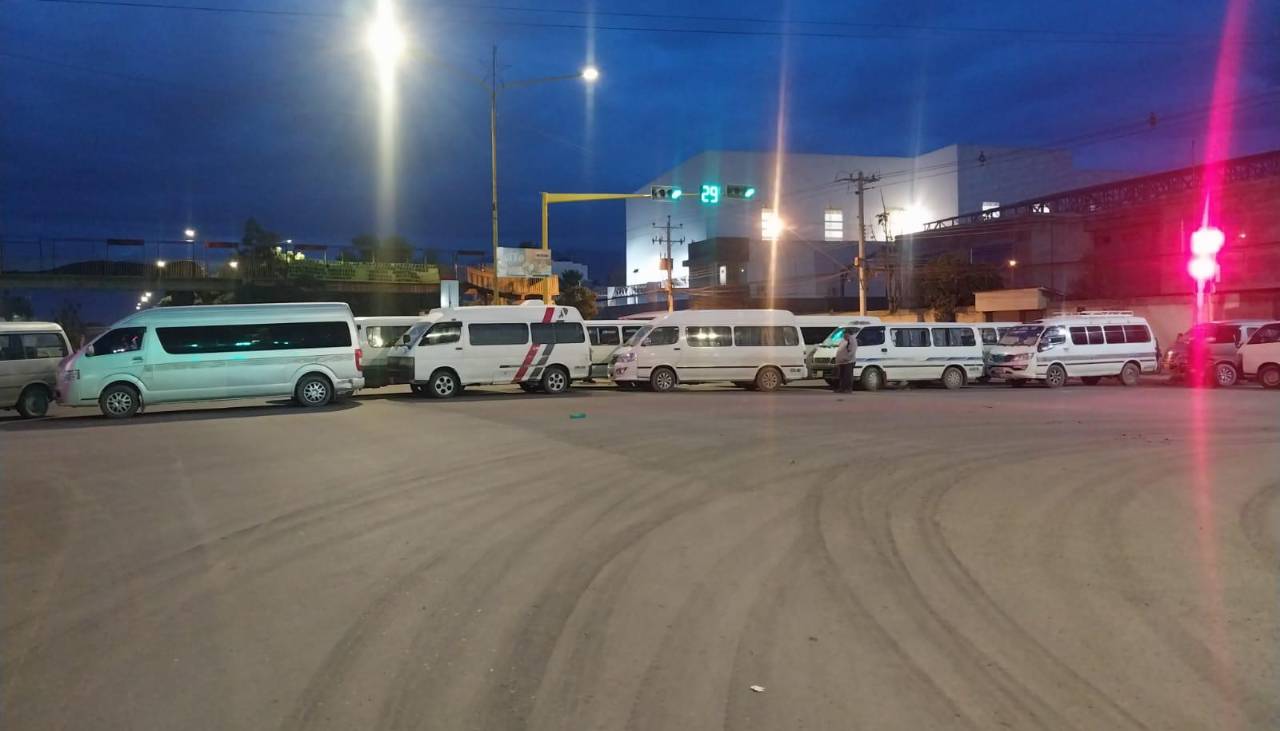 Transportistas de Quillacollo bloquean la ruta al occidente exigiendo el incremento de pasajes