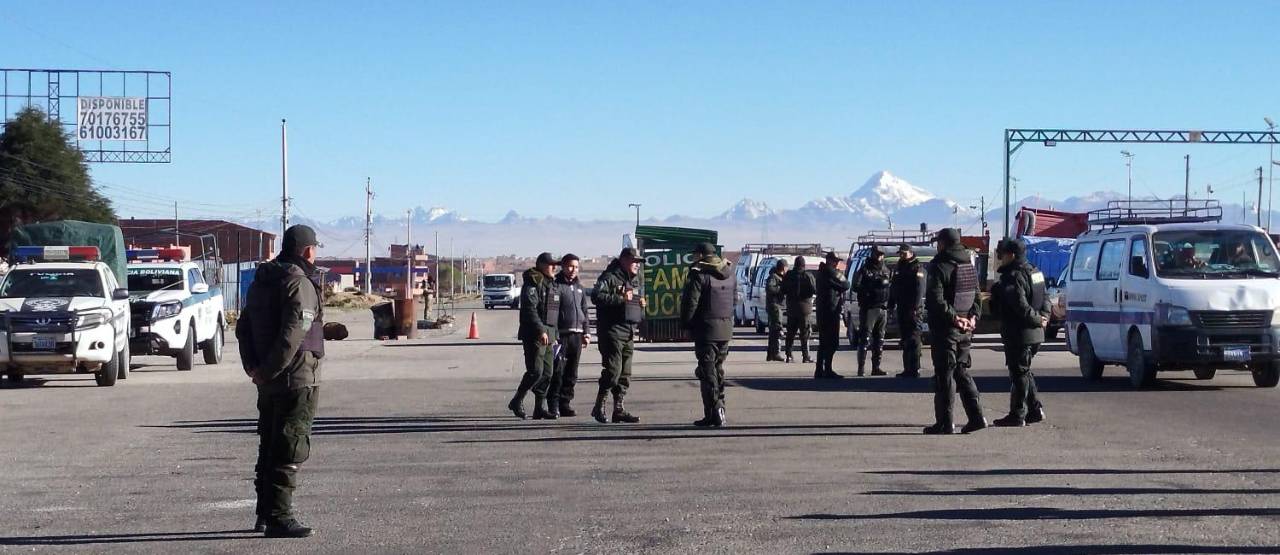 Policías y militares se despliegan en carreteras de La Paz ante el anuncio de marcha evista