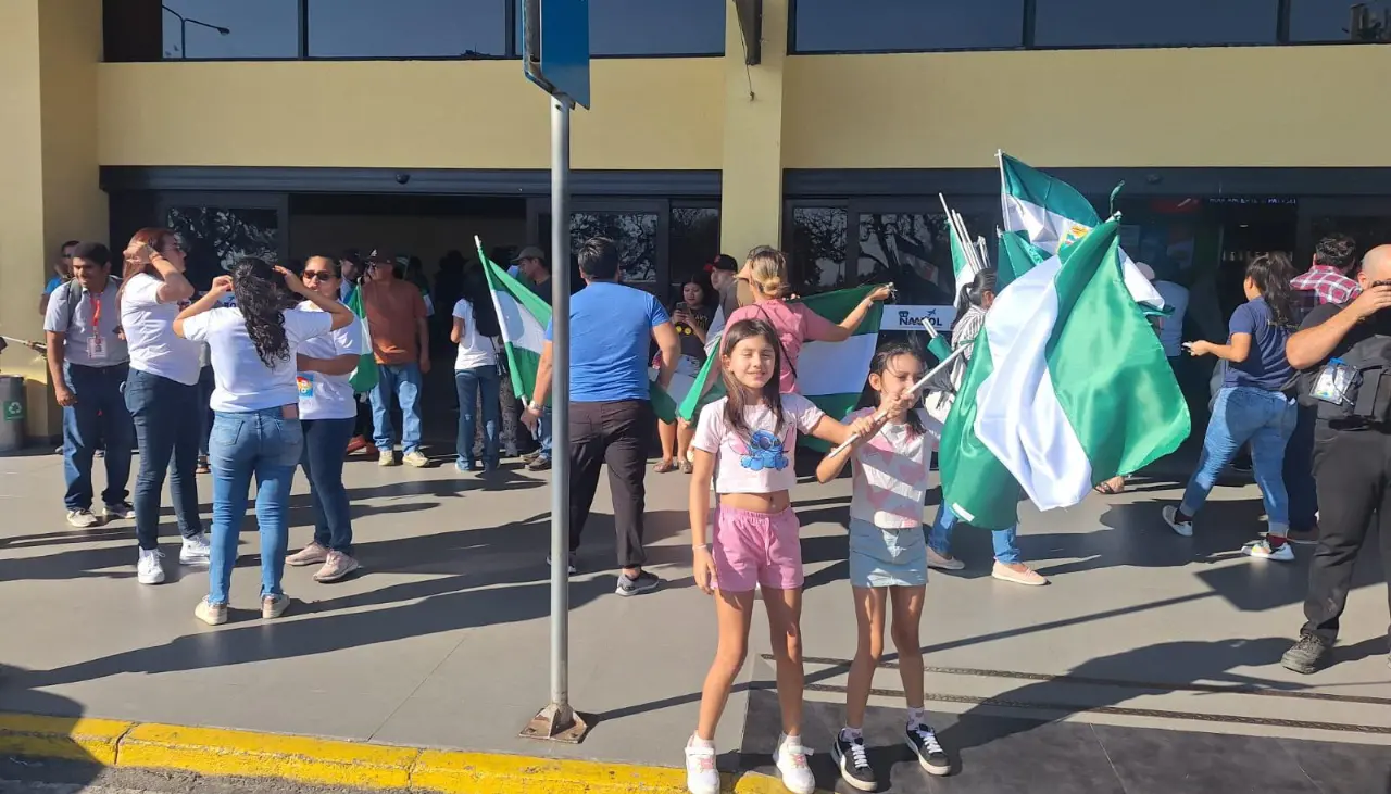 Con la verde, blanco y verde, seguidores esperan la llegada de Camacho en Viru Viru