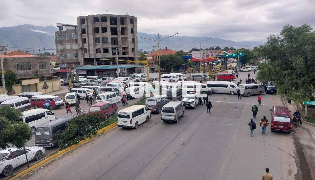 Transportistas de Quillacollo bloquean la ruta al occidente exigiendo el incremento de pasajes