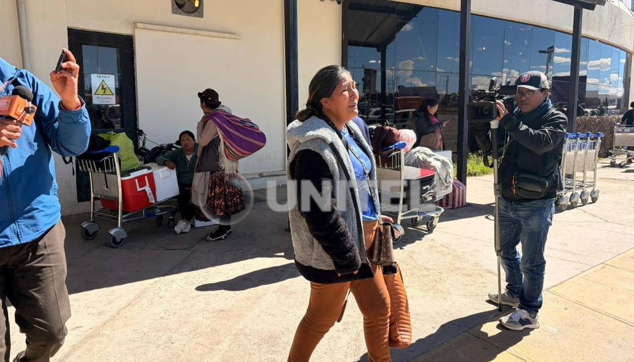 “Ha rogado para que lo dejen pasar”, lamenta la esposa del chofer fallecido en una carretera de La Paz