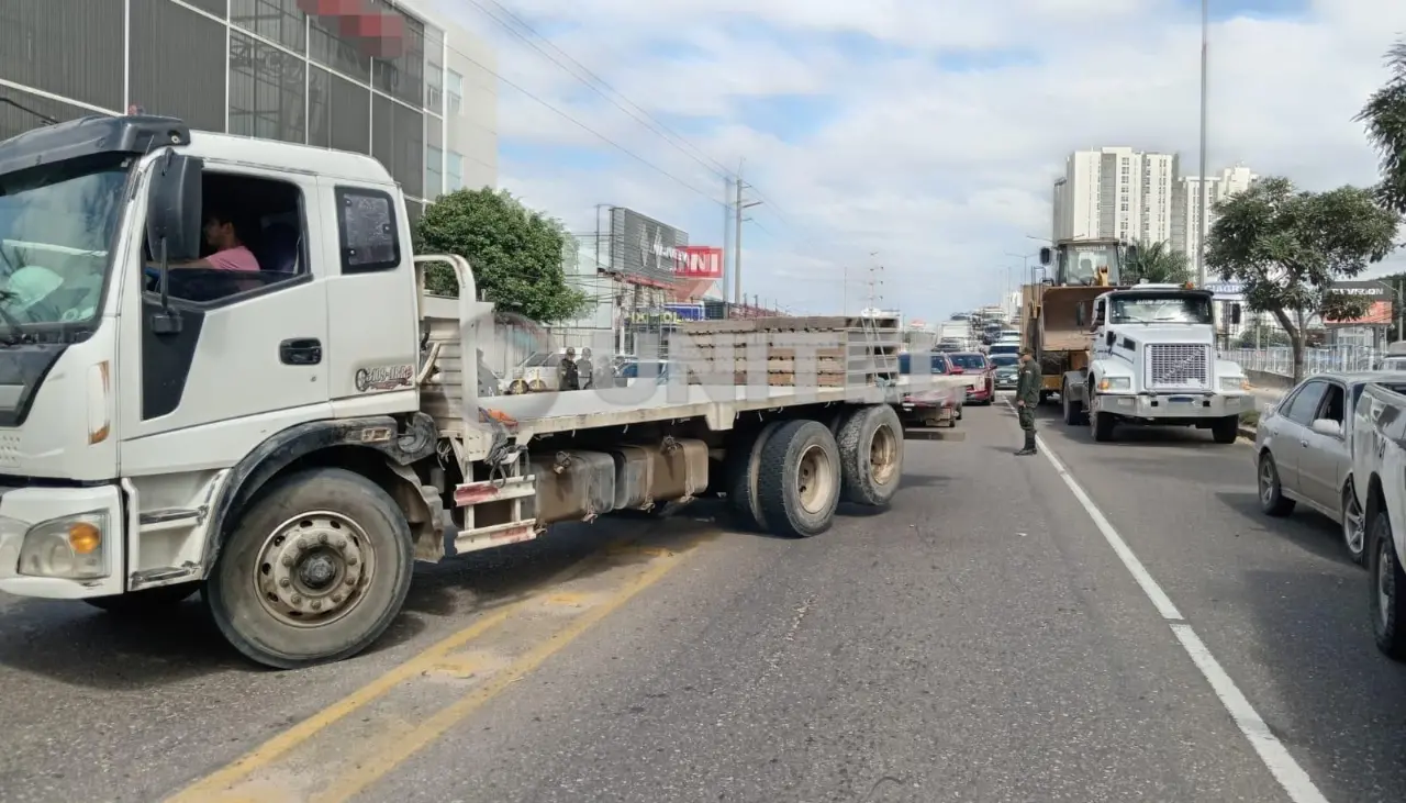 Con camiones bloquean la zona norte de Santa Cruz de la Sierra en reclamo por la falta de combustible