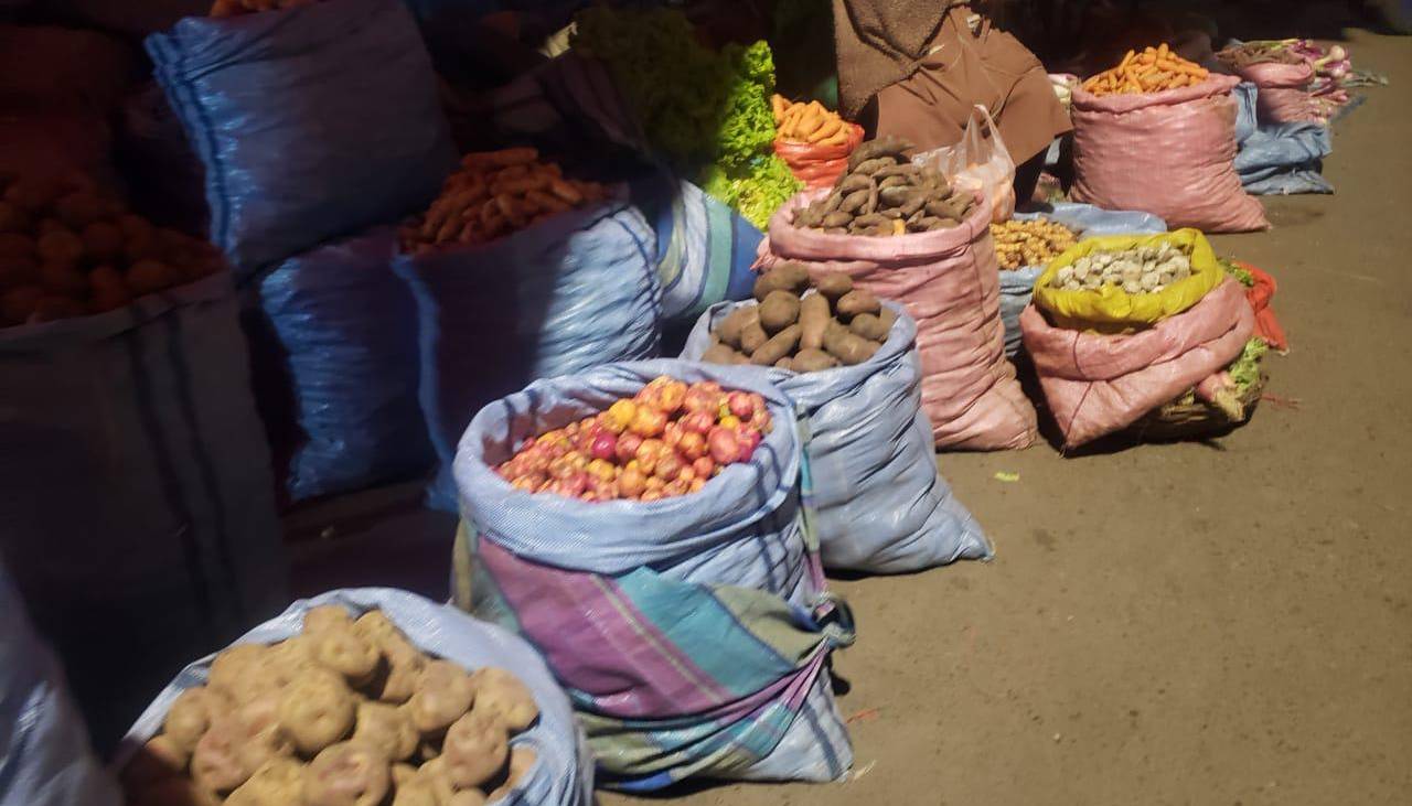 Bloqueos encarecen verduras en Cochabamba: llegan por desvíos y con transbordos