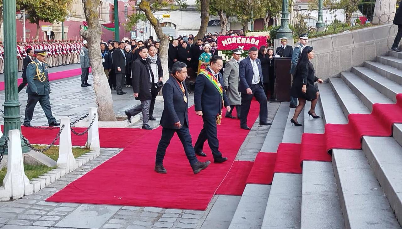 Con ofrendas florales al pie del monumento a Murillo siguen los actos protocolares por la gesta libertaria de La Paz
