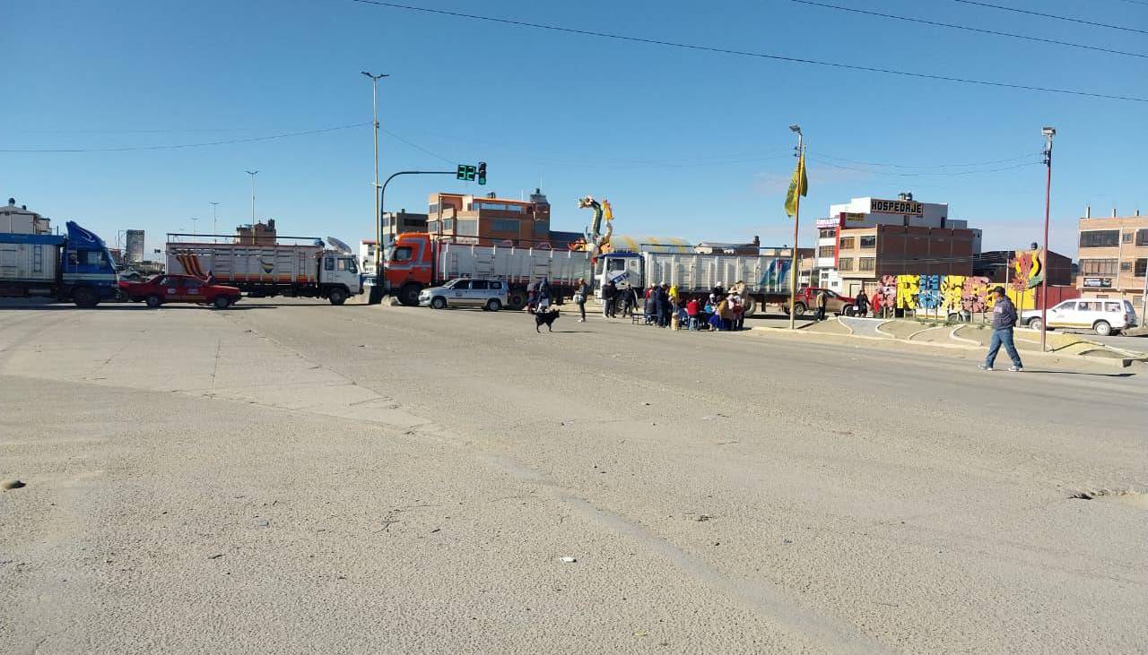 Bloqueos: La Paz sin salida de buses a nivel nacional y Oruro queda aislado del resto del país
