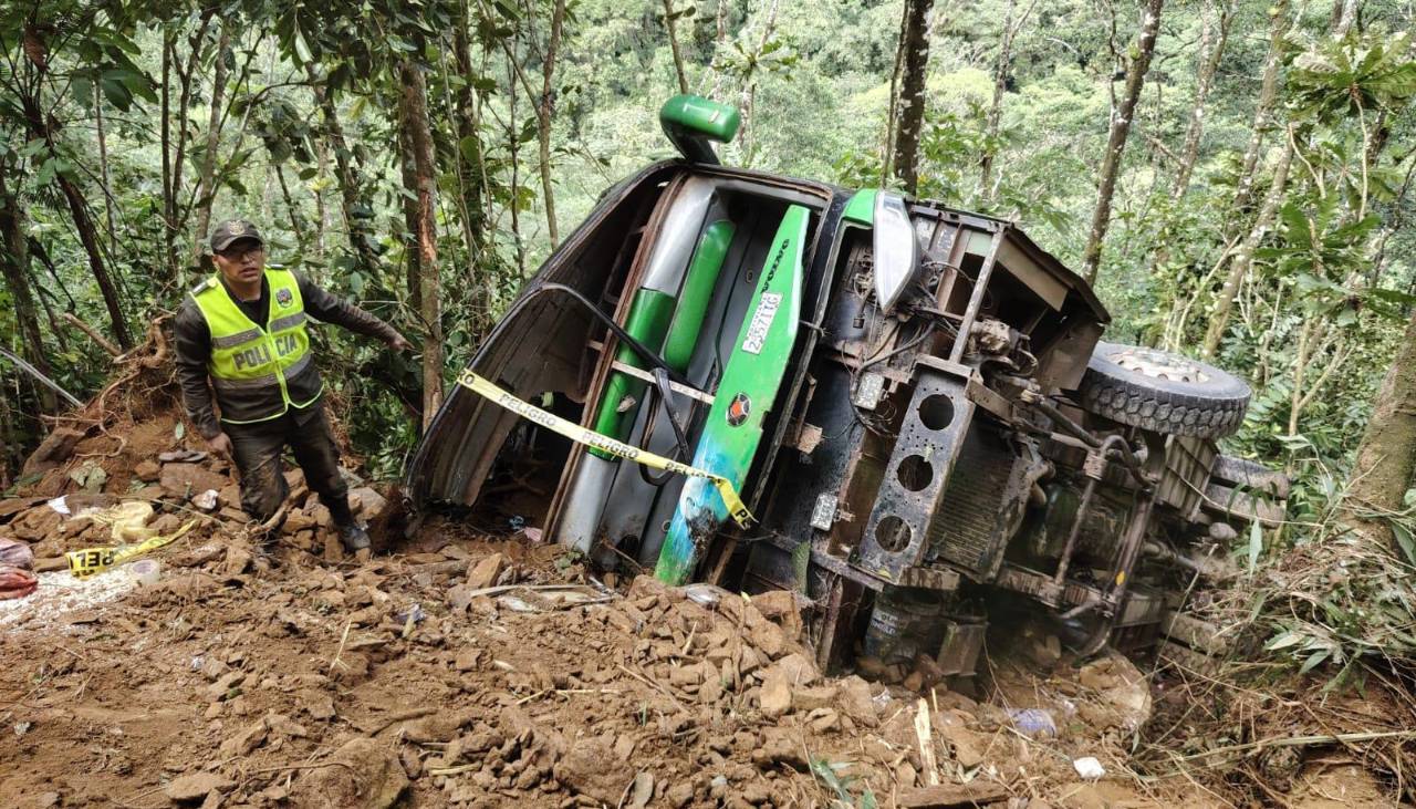 Esta es la lista de los fallecidos y heridos del vuelque de un bus que se embarrancó en la carretera La Paz – Apolo