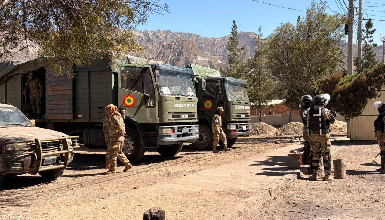 Militares y policías mantienen resguardo en Mecapaca para garantizar la salida de alimentos hacia La Paz