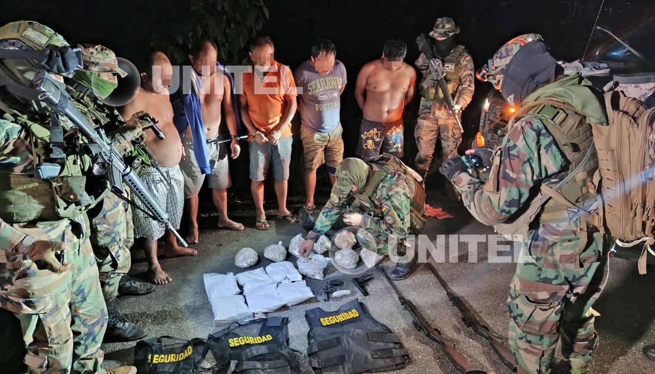 Caen cinco personas sorprendidas en poder de droga y armas de fuego en el trópico