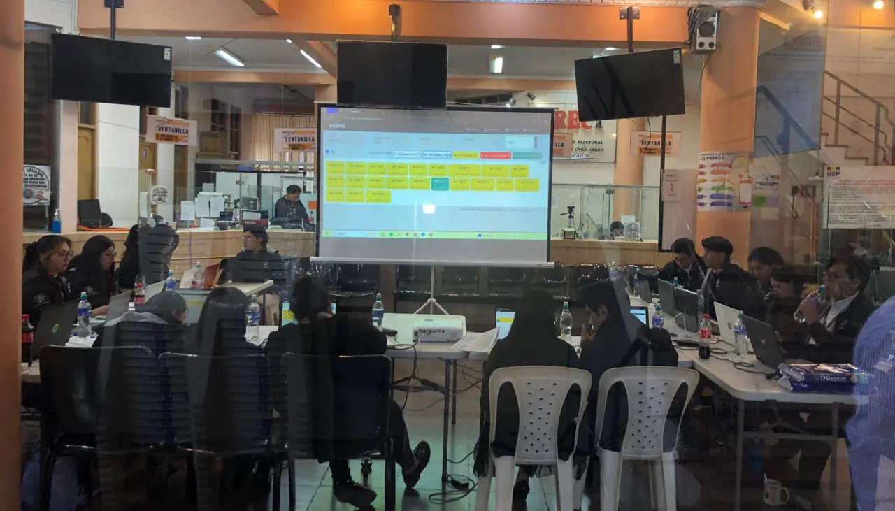 Resultados preliminares: A las 16:30 llegó la primera acta en Oruro para ser procesada