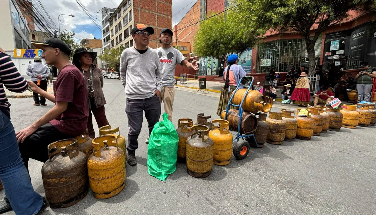 Vecinos bloquearon avenida en La Paz en demanda de abastecimiento de GLP