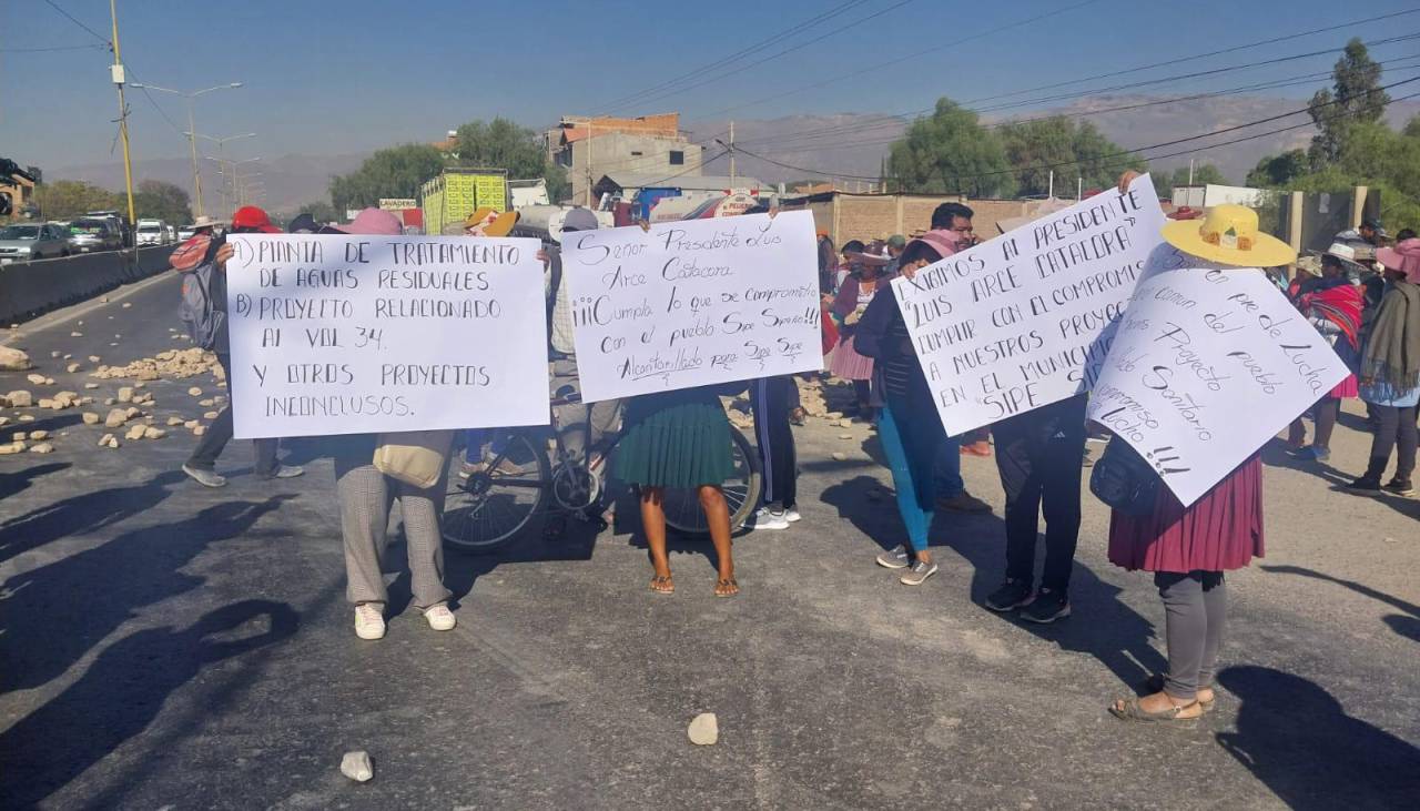 Comunarios de Sipe Sipe mantienen cerrado un carril de la ruta Cochabamba – Oruro