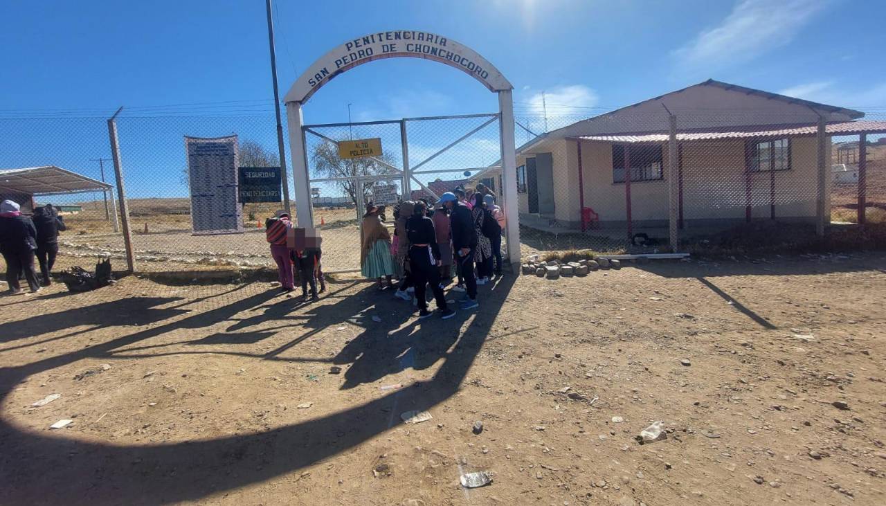 Bajo fuerte resguardo policial, trasladan al penal de Chonchocoro al reo que mató con 107 puñaladas a otro interno en El Abra