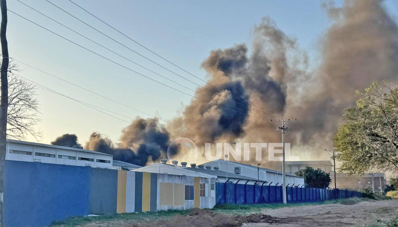 Incendio sin control: Más de 200.000 litros de agua y aún no sofocan las llamas en fábrica de pintura del Parque Industrial
