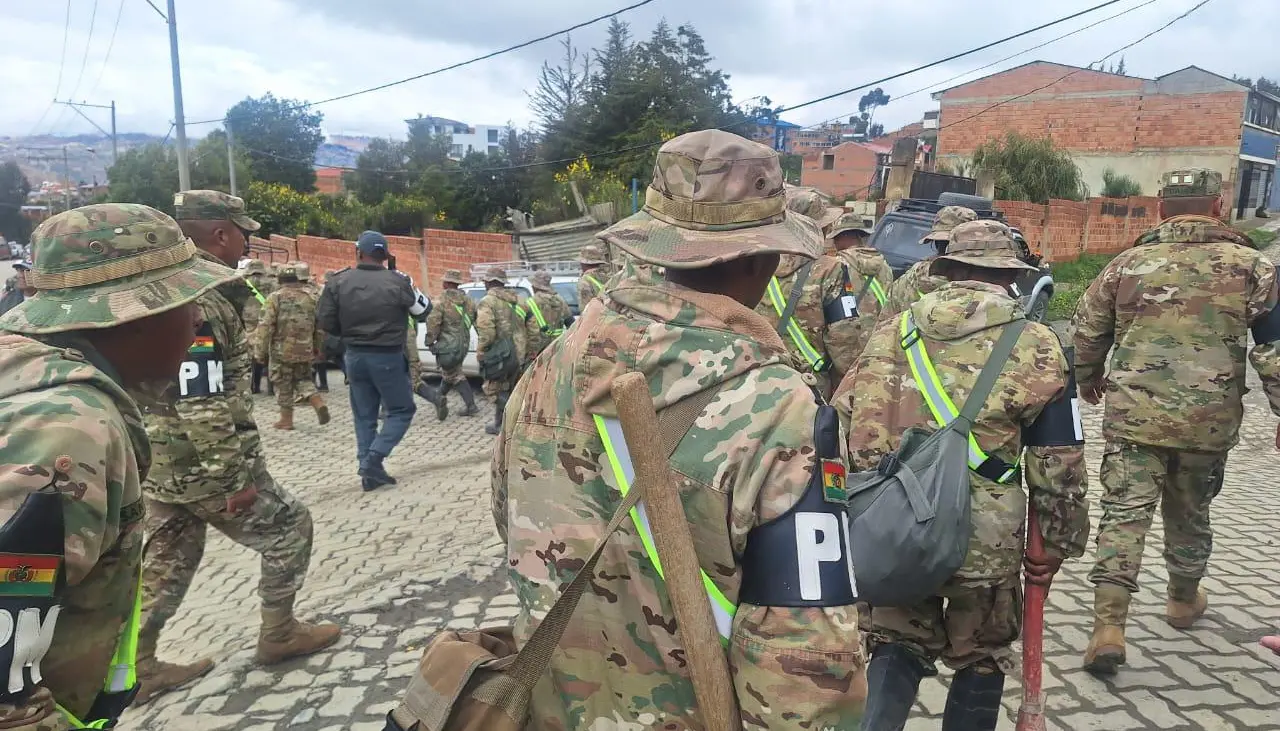 “Estamos preocupados por lo que está sucediendo”: Defensa Civil y militares llegan a la zona de emergencia en La Paz