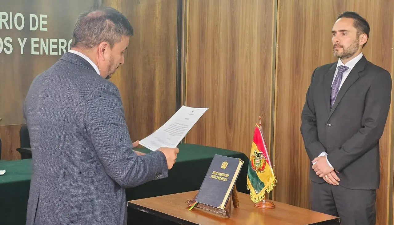 Ministro Medinaceli posesiona a nuevo viceministro de Energías Alternativas