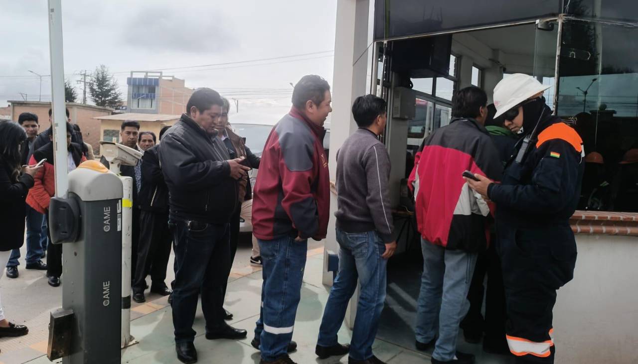 YPFB, ANH y transportistas inspeccionan la planta de Senkata para la verificación de la calidad de la gasolina 