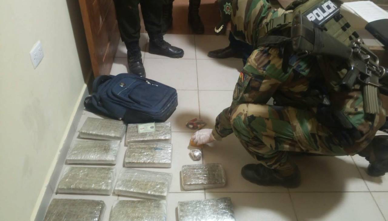 Aprehenden a extranjero en poder de un arma de fuego y con paquetes de droga