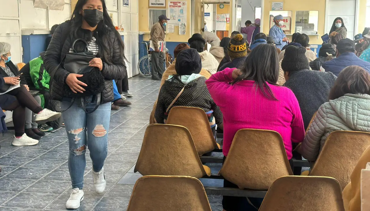 “No hay medicamentos”: Adultos mayores se quejan por la falta de fármacos en el Hospital del Tórax en La Paz