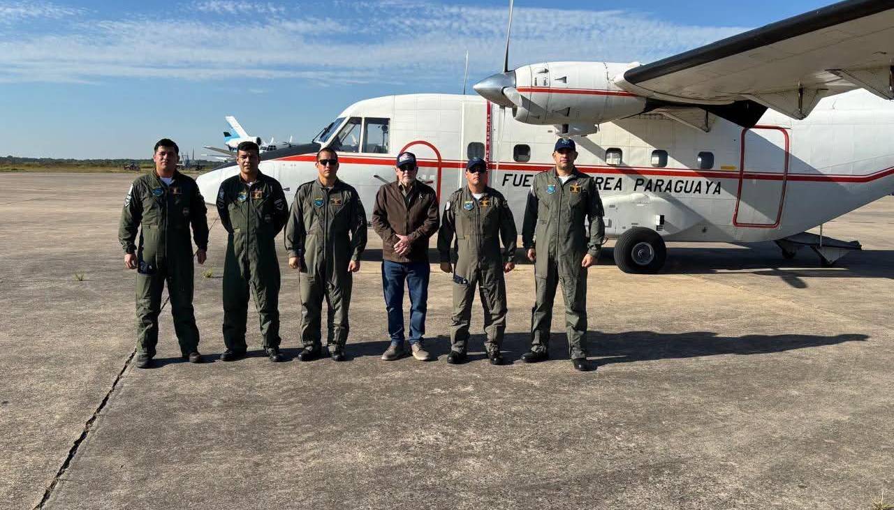 Avión de la FFAA de Paraguay llega a Santa Cruz con ayuda humanitaria para afectados por los bloqueos en La Paz