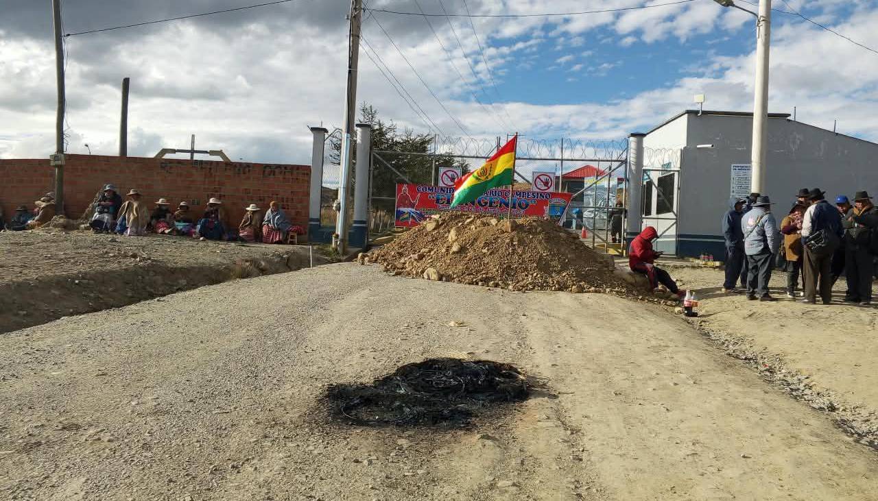 Bloqueo impide ingreso de camiones al relleno sanitario de Villa Ingenio; comunarios exigen mayor presupuesto 