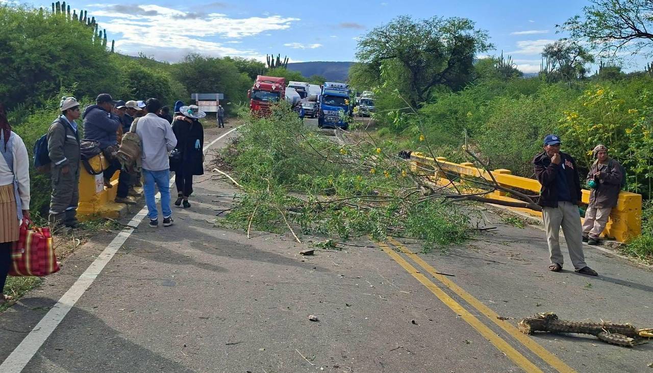 Transportistas de los Valles Cruceños anuncian bloqueos este lunes por el precio del diésel 