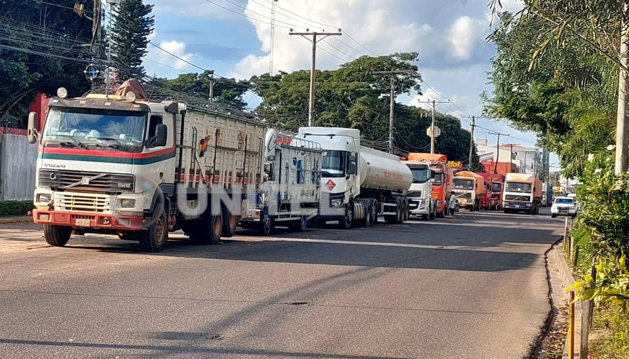 Se registran filas de camiones en busca de diésel en surtidores de Santa Cruz este fin de semana