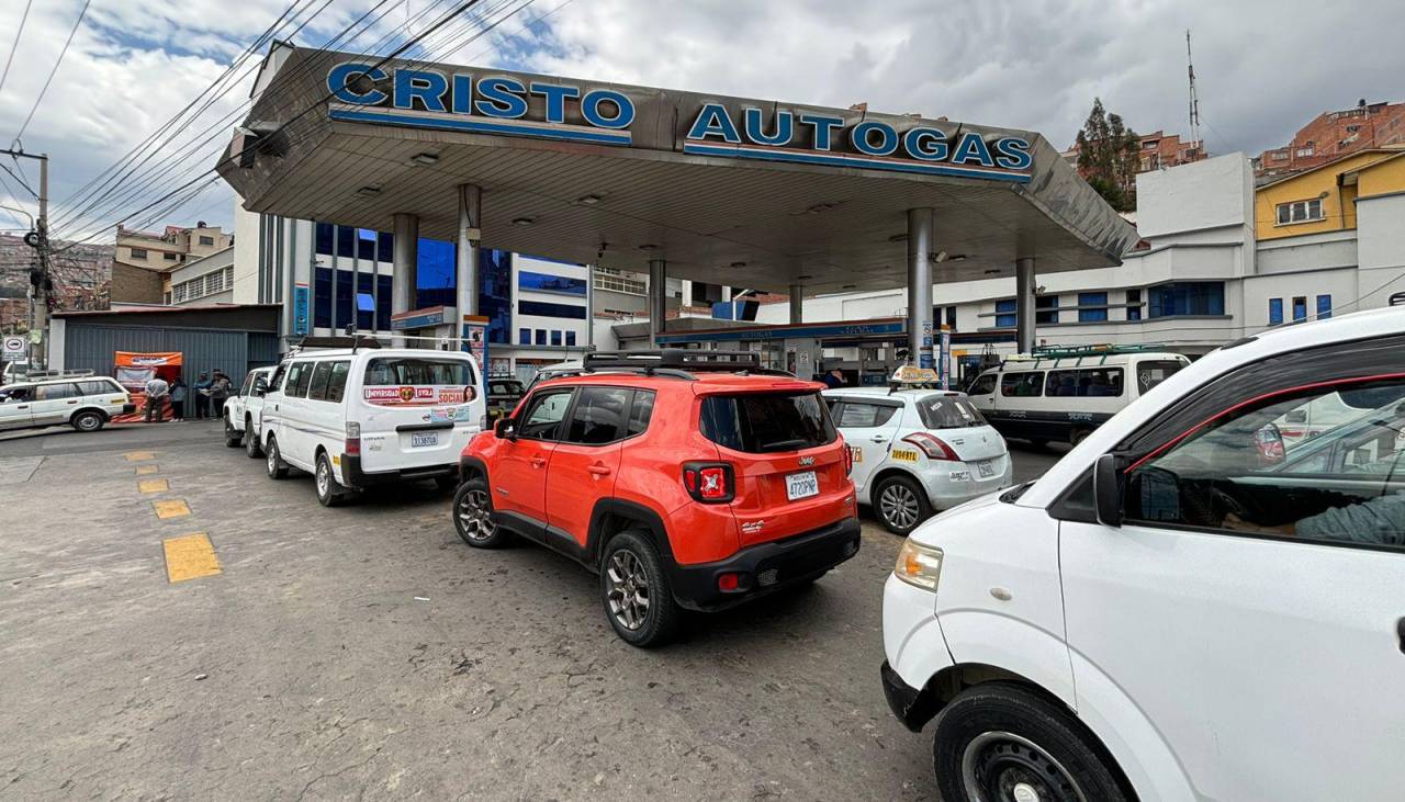 Las filas de vehículos en busca de diésel y gasolina no cesan en La Paz y Cochabamba