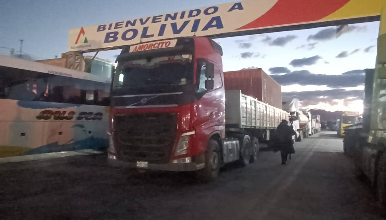 Transportistas varados en Pisiga: Reportan fila kilométrica por reducción de horario en frontera con Chile 
