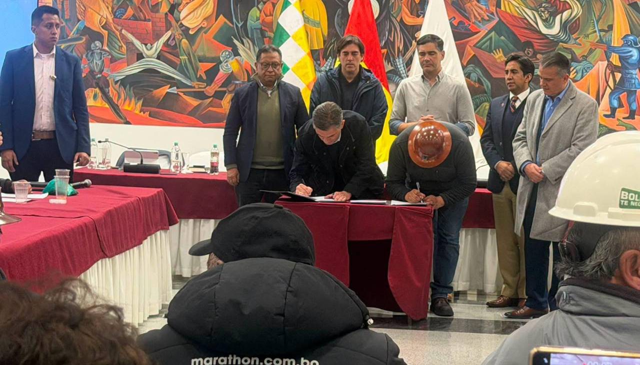 El presidente Paz y Argollo de la COB firman acuerdo al cumplirse 50 días de bloqueos