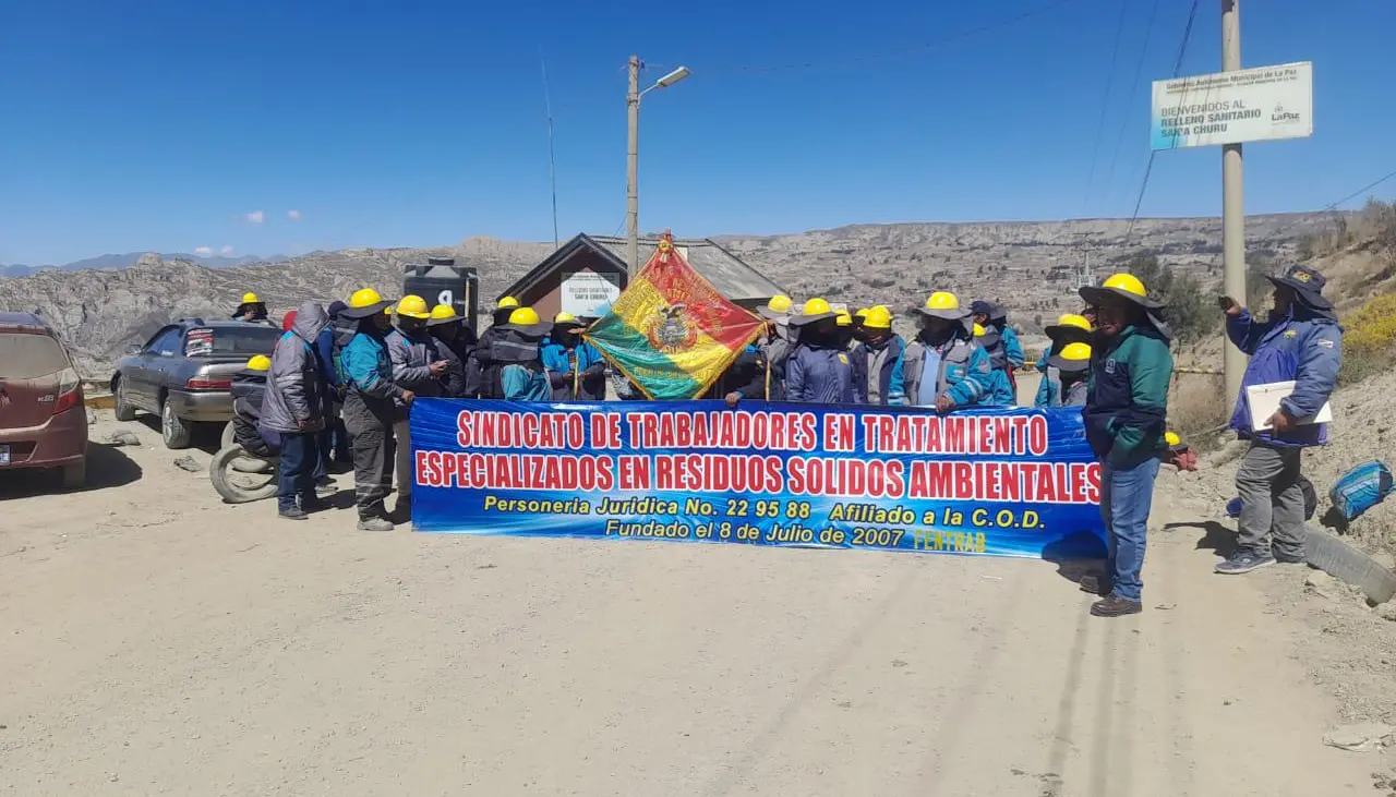 La Paz: Trabajadores del relleno sanitario de Alpacoma instalan bloqueo exigiendo estabilidad laboral, dice dirigente