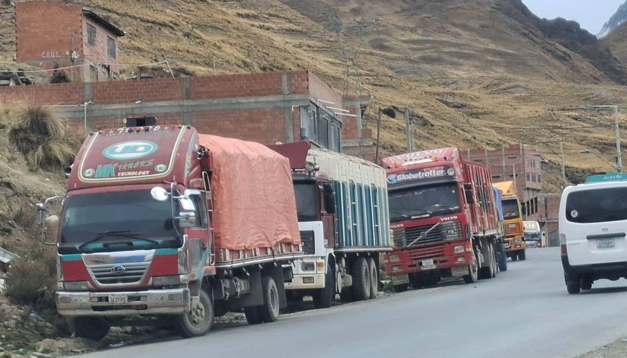 “La fila está larga”: Agricultores y transportistas piden mayor distribución de diésel en el área rural de La Paz 