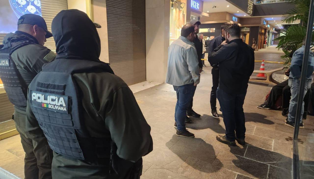 Atraco a joyería: Delincuentes redujeron al guardia e hicieron al menos cinco disparos