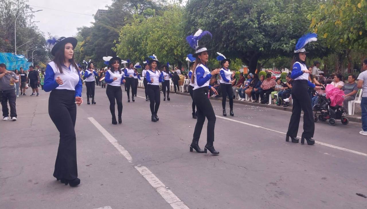 Más de 70 fraternidades participan en la precarnavalera rumbo al Corso de Corsos en Cochabamba 