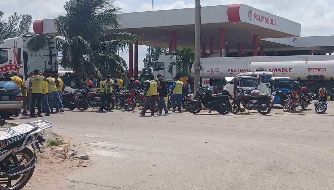 Mototaxistas y choferes del transporte pesado protestaron en la avenida Santos Dumont en demanda de combustible