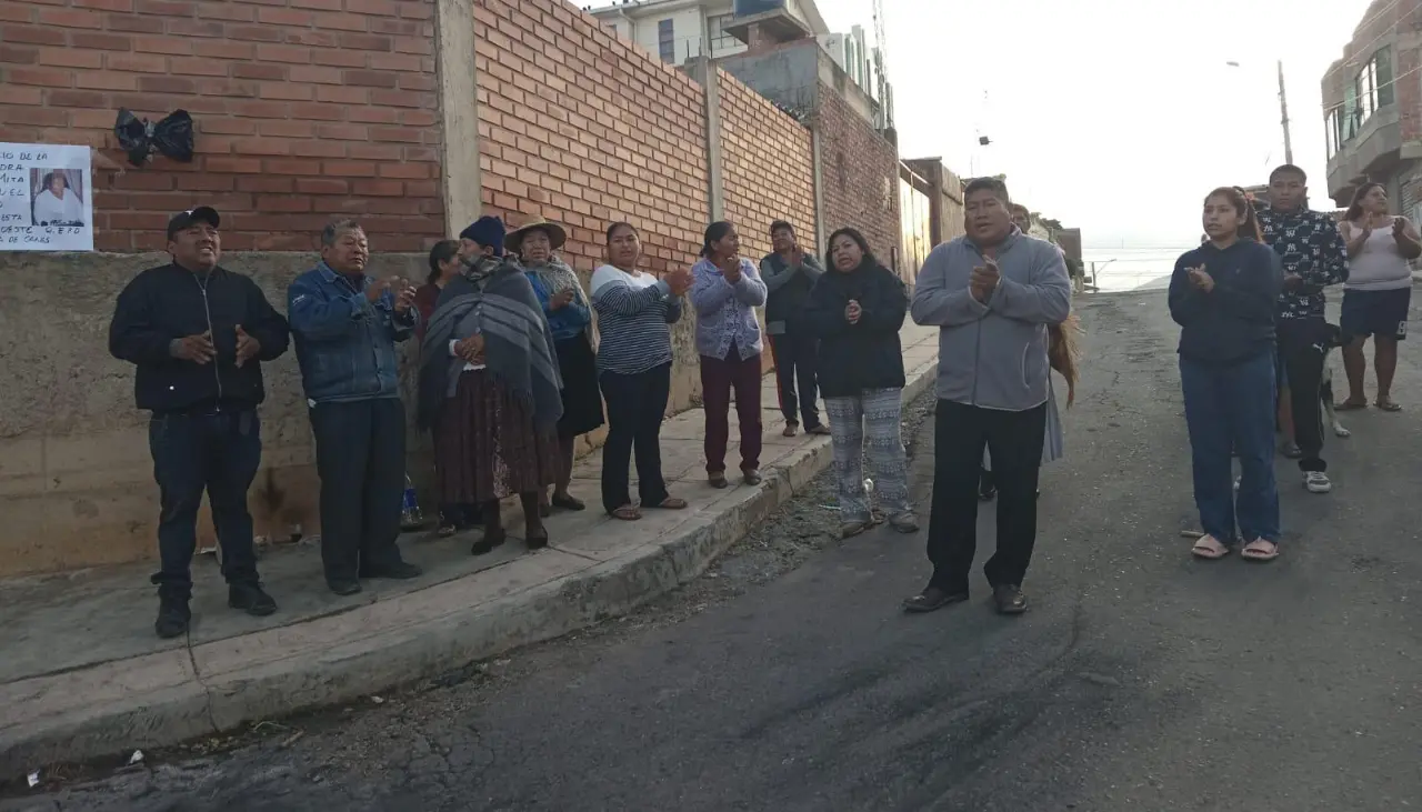 Mujer de la tercera edad falleció luego de caer del micro y ser atropellada; el conductor huyó