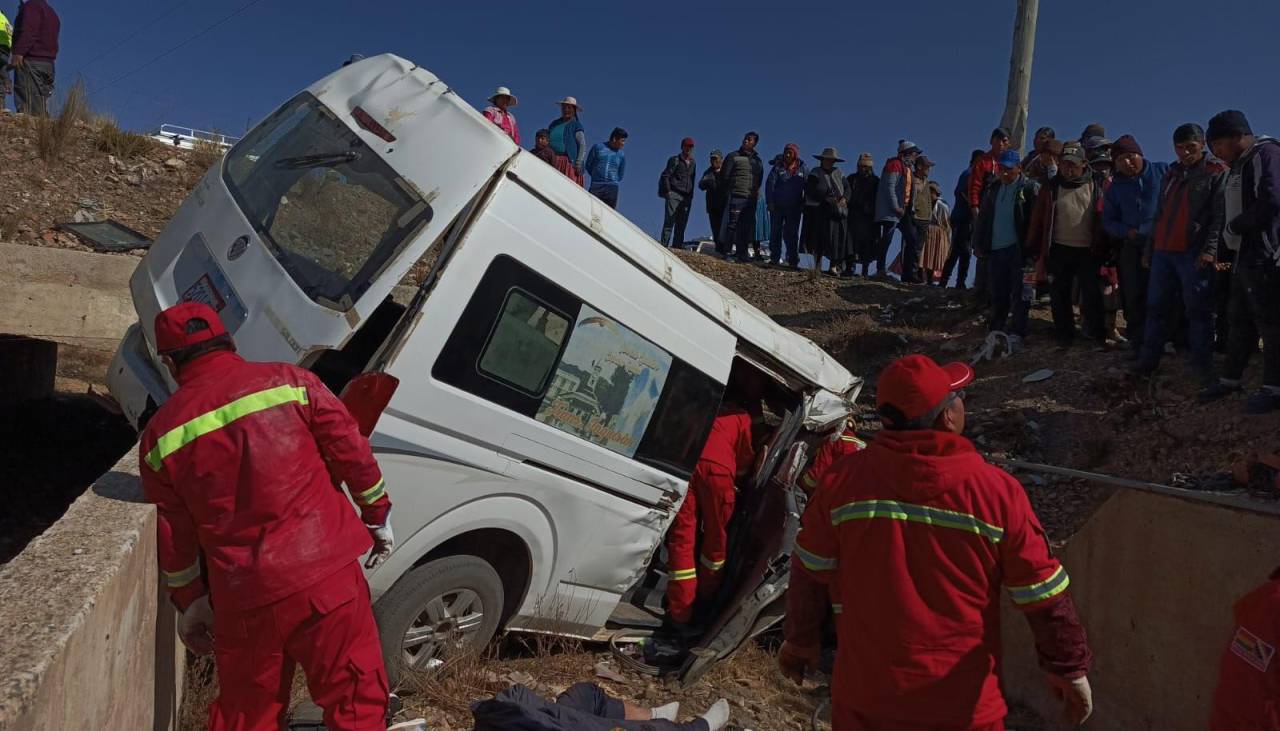 Fatal accidente: dos mujeres mueren en el hospital tras la caída de un minibús a una cuneta por esquivar a un camión