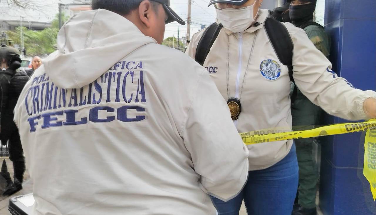 Atraco en Equipetrol ocurrió minutos después que una mujer depositó Bs 121.000; delincuente solo se llevó Bs 20.000