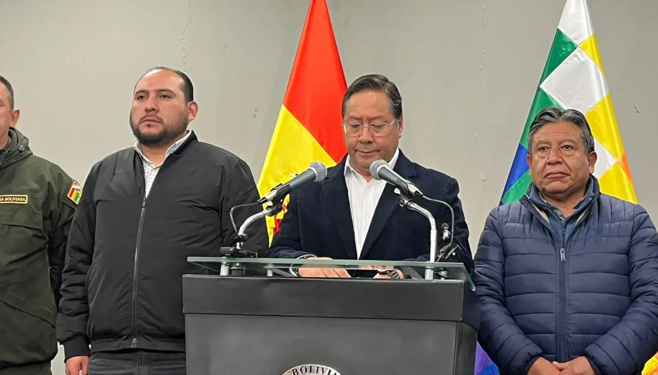 Arce dice que no renunciará y ejercerá las facultades que le otorga la Constitución para dejar expeditas las carreteras