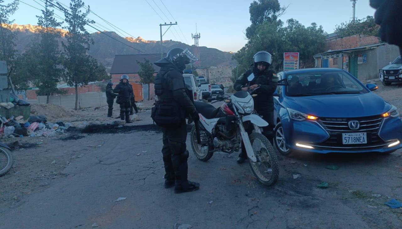 La Paz: Enfrentamientos entre policías y bloqueadores este sábado en la ruta a Río Abajo